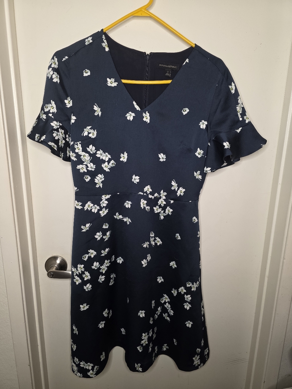 Banana Republic Navy and White Floral V-Neck Midi Dress Size 2